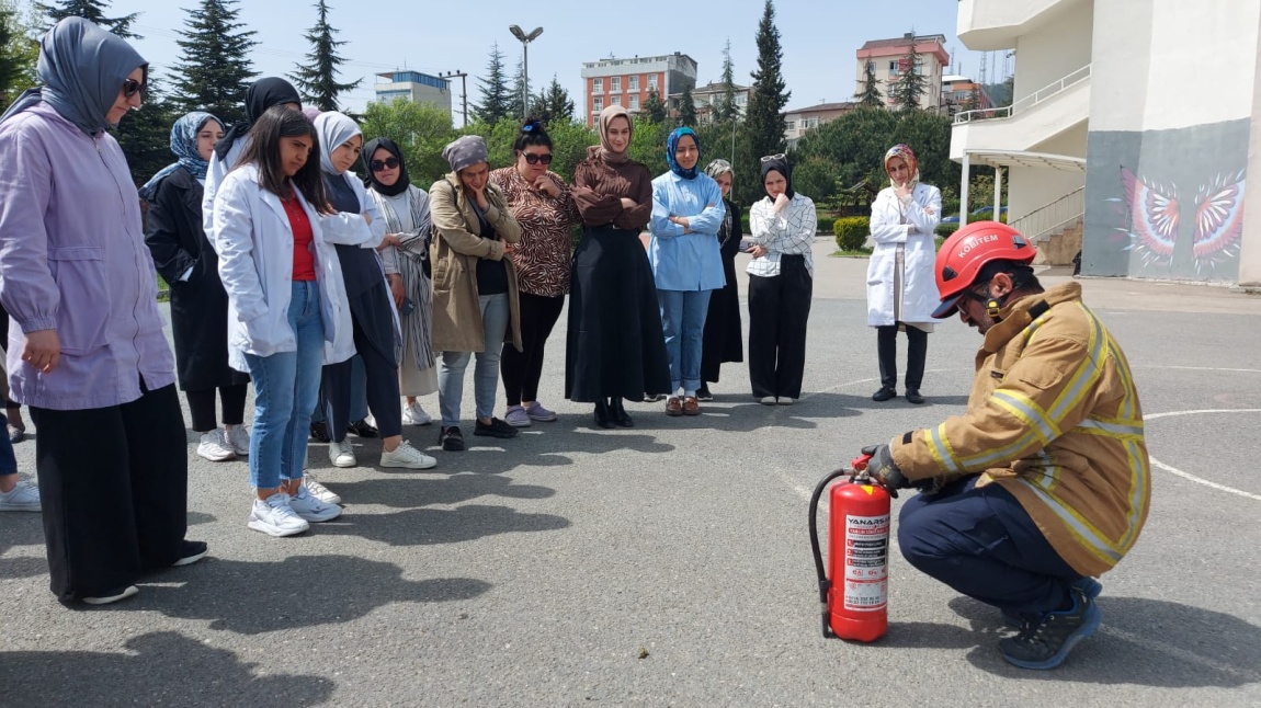 PERSONELİMİZE YÖNELİK YANGIN ÖNLEME VE SÖNDÜRME TEKNİKLERİ EĞİTİMİ OKULUMUZDA GERÇEKLEŞTİRİLDİ